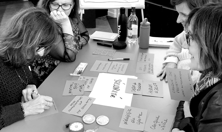 Photo noir et blanc d'Isabelle Saint Macary animant un atelier de coaching