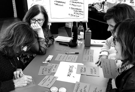 Attitudes et conseils en formation, photo noir et blanc de 4 femmes travaillant à une table